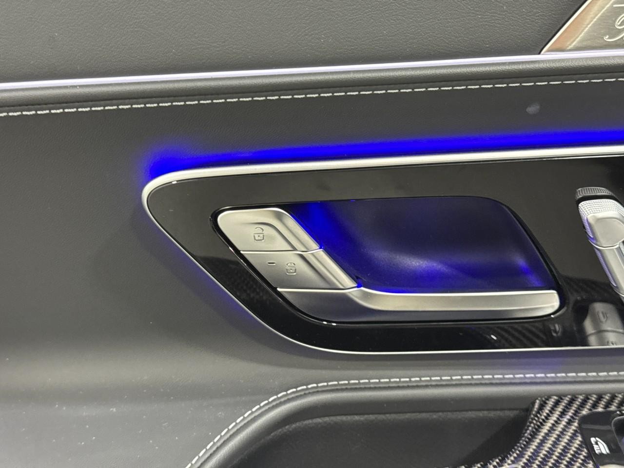 Mercedes-Benz SL Vehicle Full-screen Gallery Image 22