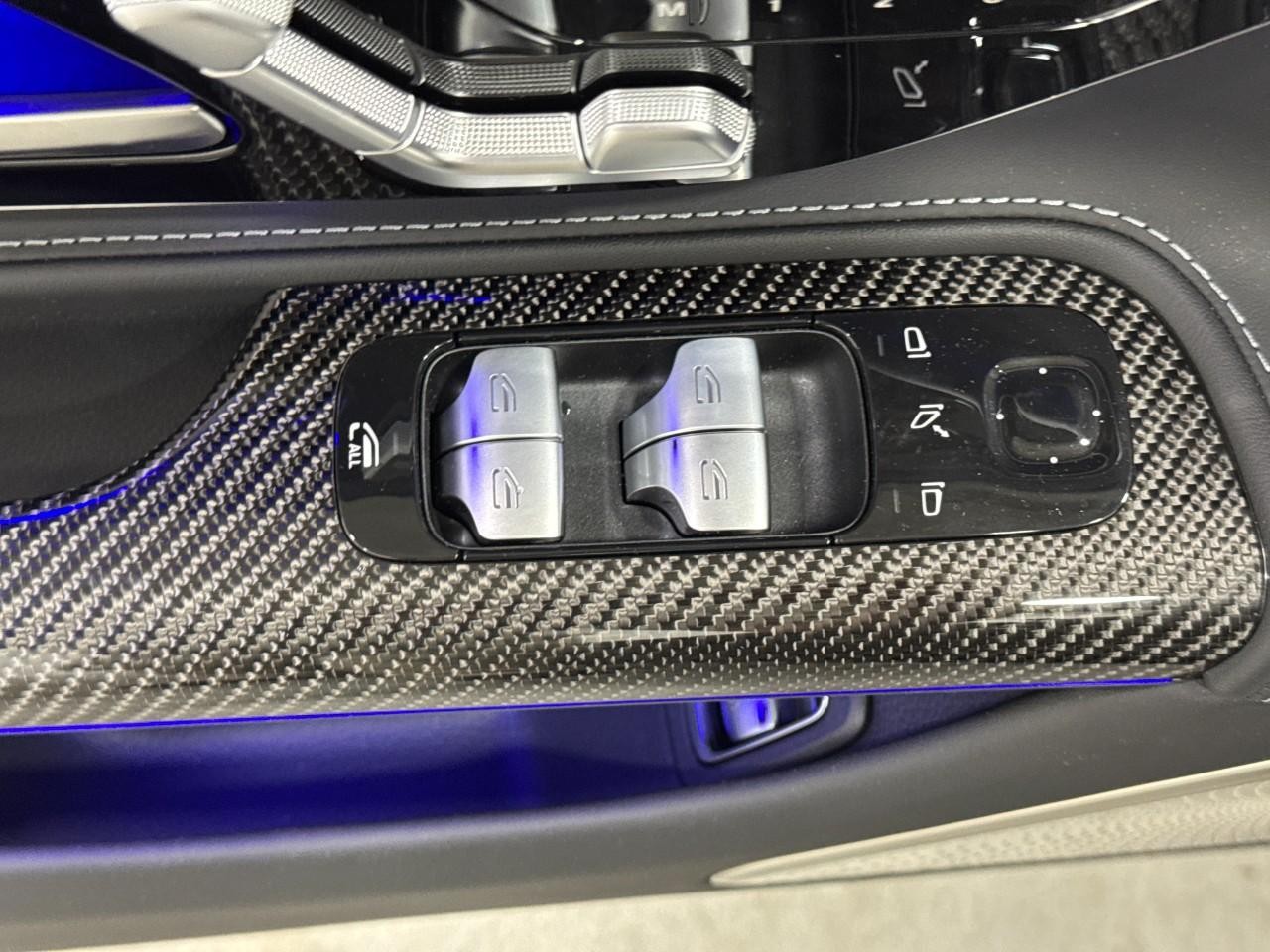 Mercedes-Benz SL Vehicle Full-screen Gallery Image 23