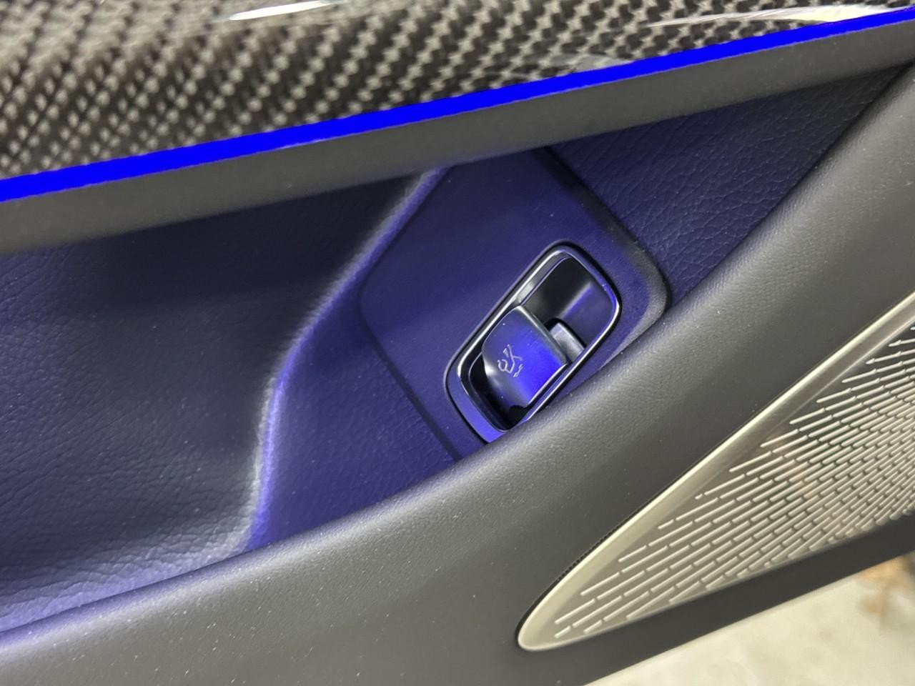 Mercedes-Benz SL Vehicle Full-screen Gallery Image 24