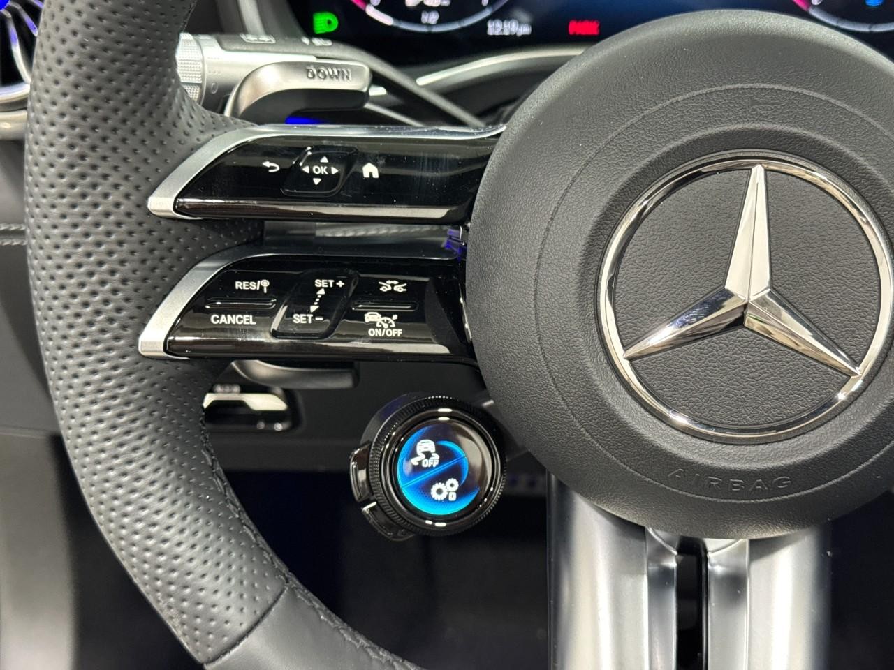 Mercedes-Benz SL Vehicle Full-screen Gallery Image 28