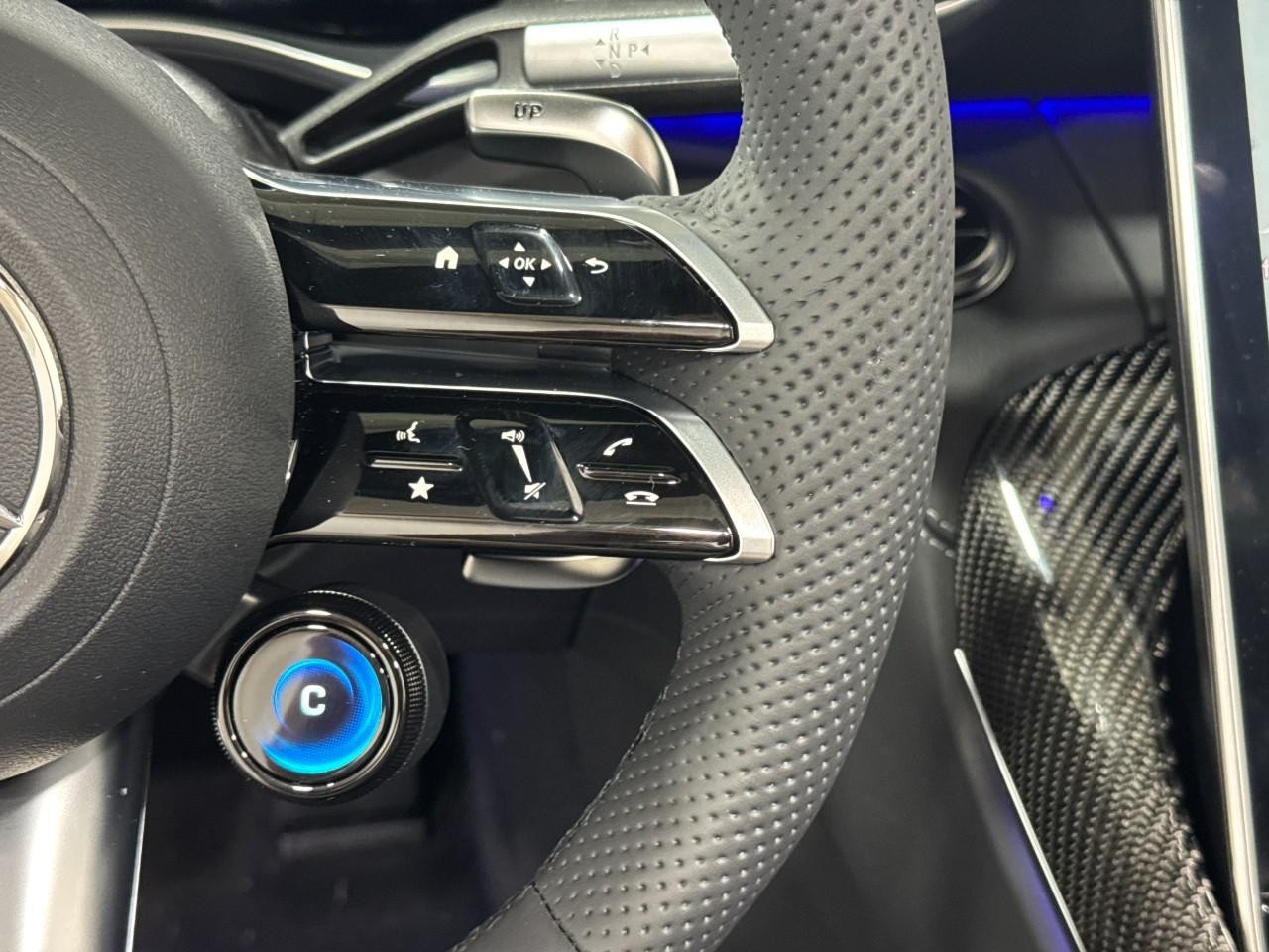 Mercedes-Benz SL Vehicle Full-screen Gallery Image 29