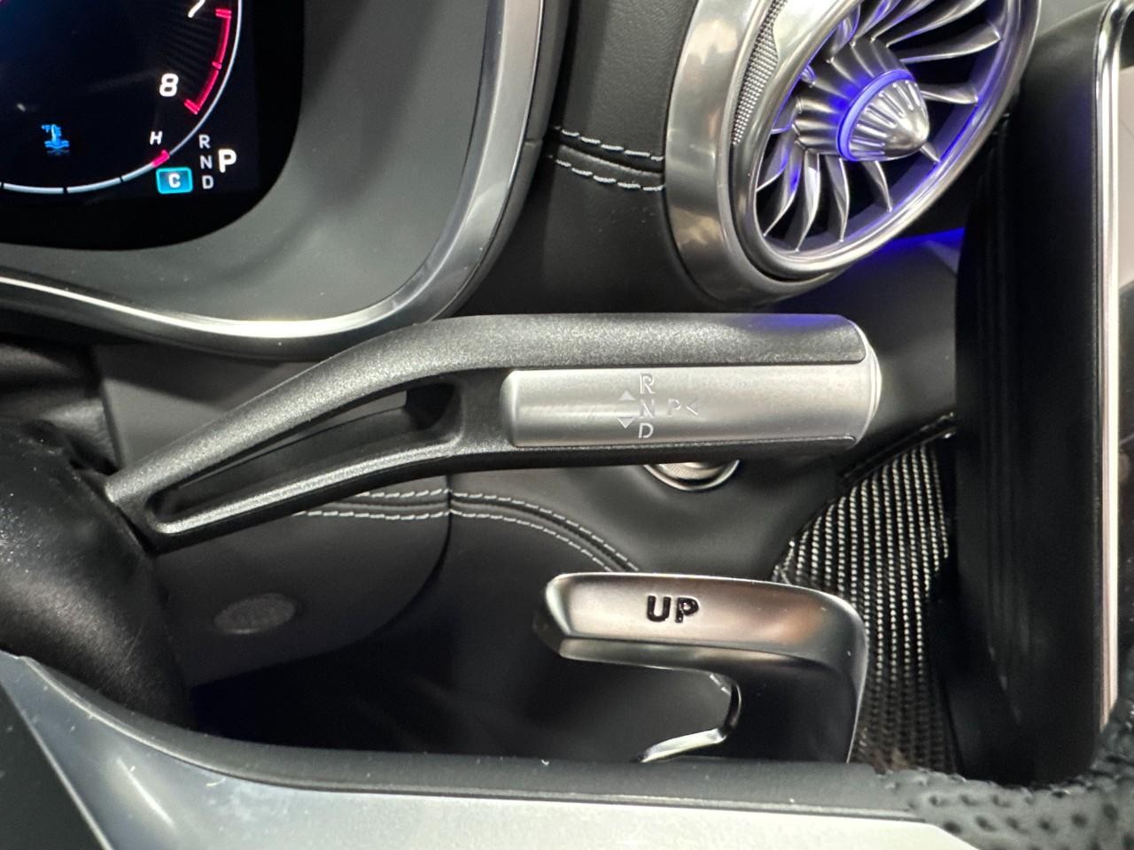 Mercedes-Benz SL Vehicle Full-screen Gallery Image 31