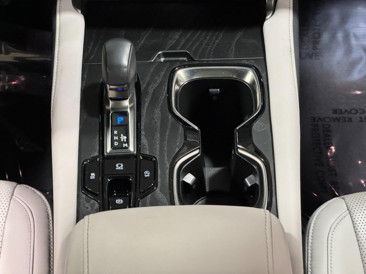 Lexus RX Vehicle Full-screen Gallery Image 16