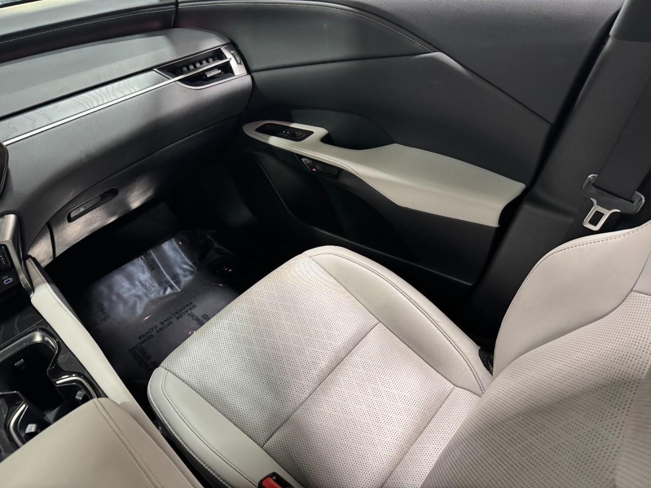 Lexus RX Vehicle Full-screen Gallery Image 17