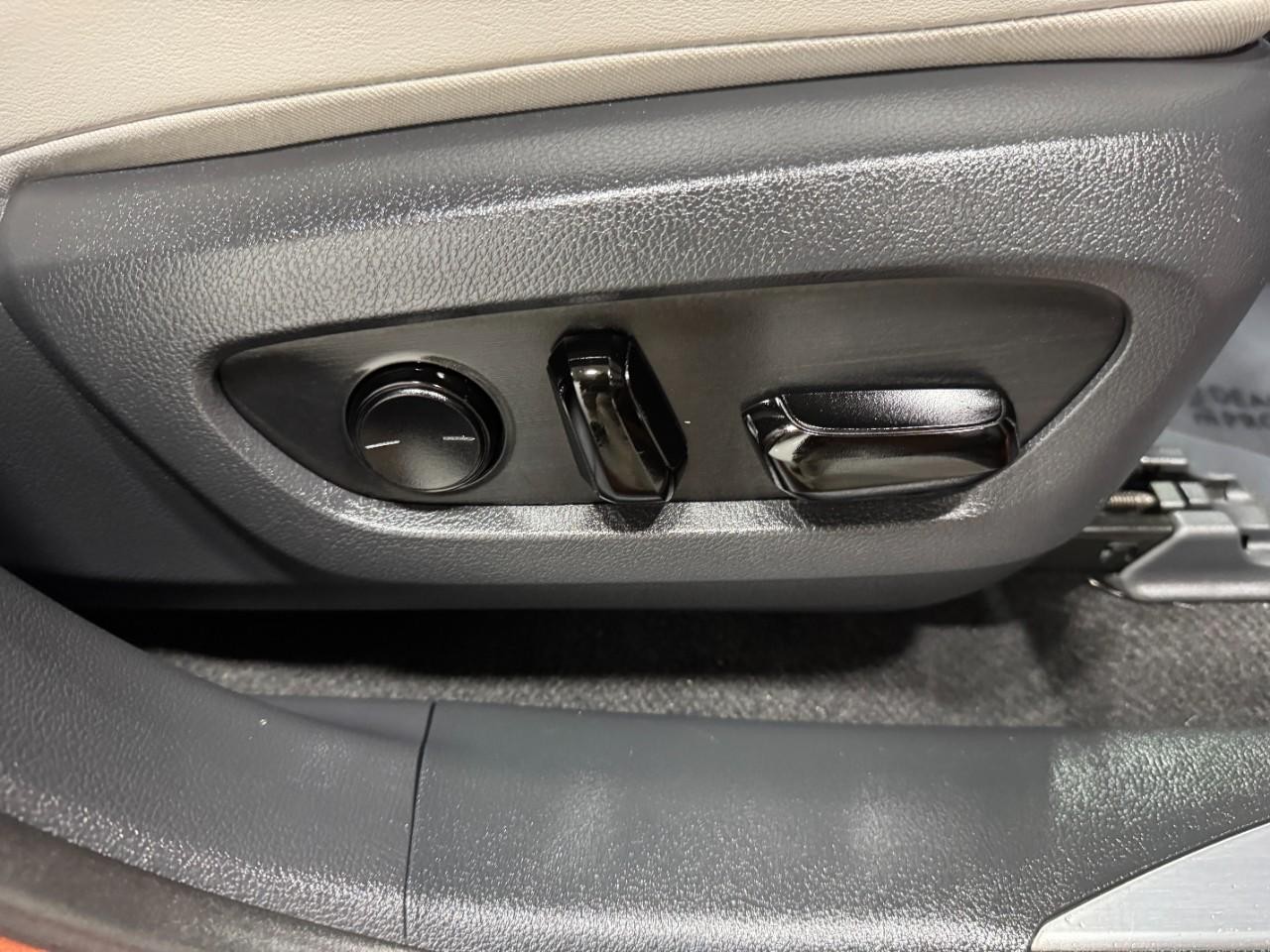 Lexus RX Vehicle Full-screen Gallery Image 20