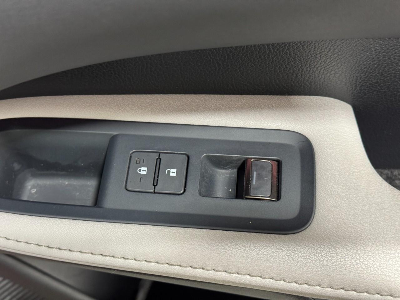 Lexus RX Vehicle Full-screen Gallery Image 21