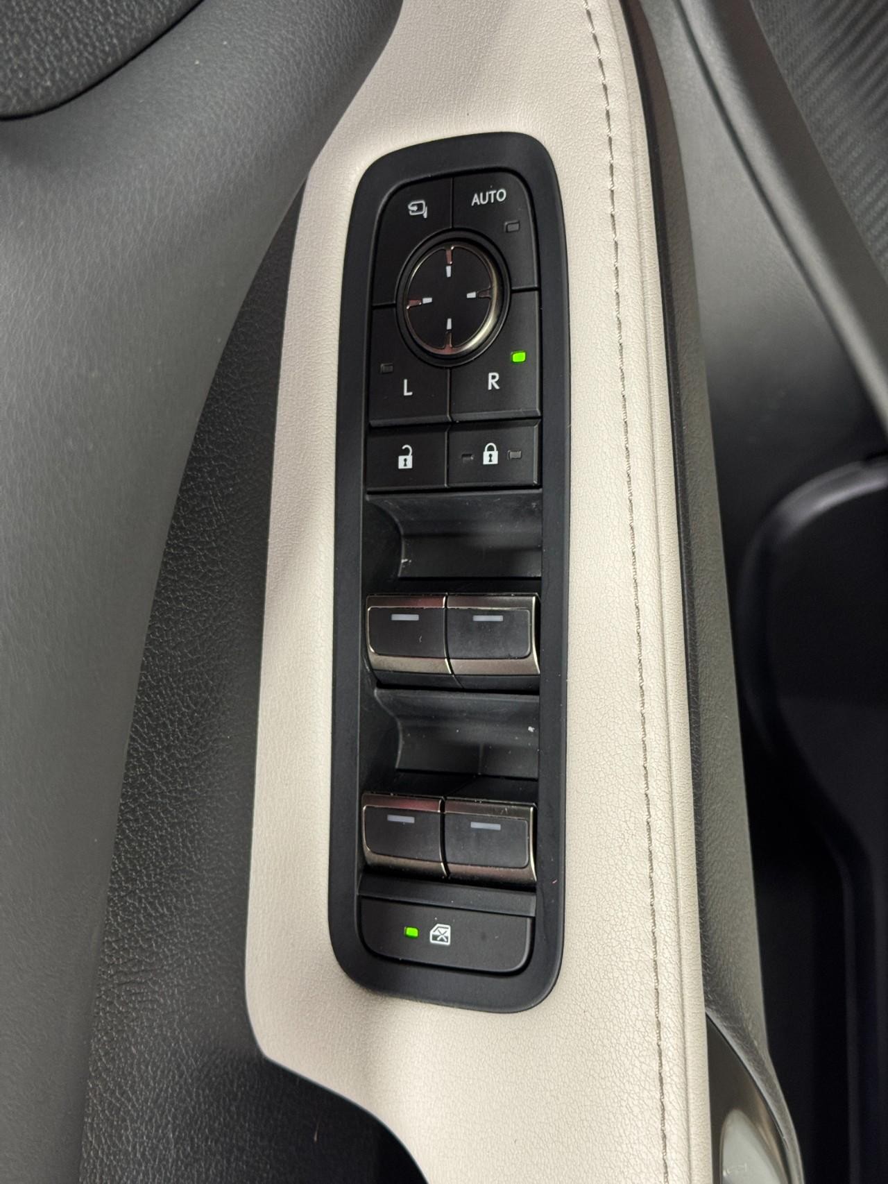 Lexus RX Vehicle Full-screen Gallery Image 22