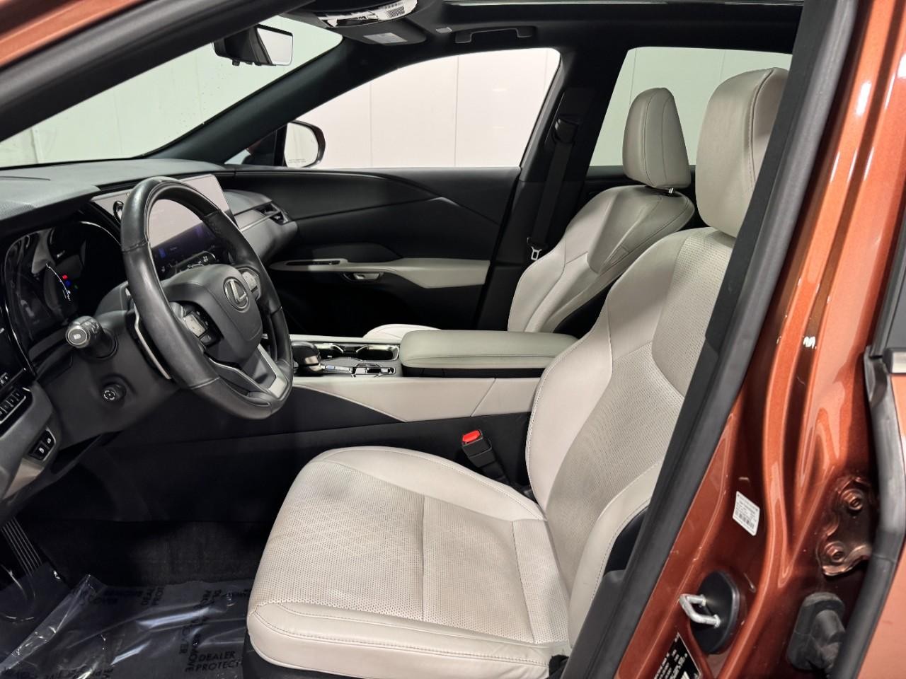 Lexus RX Vehicle Full-screen Gallery Image 23