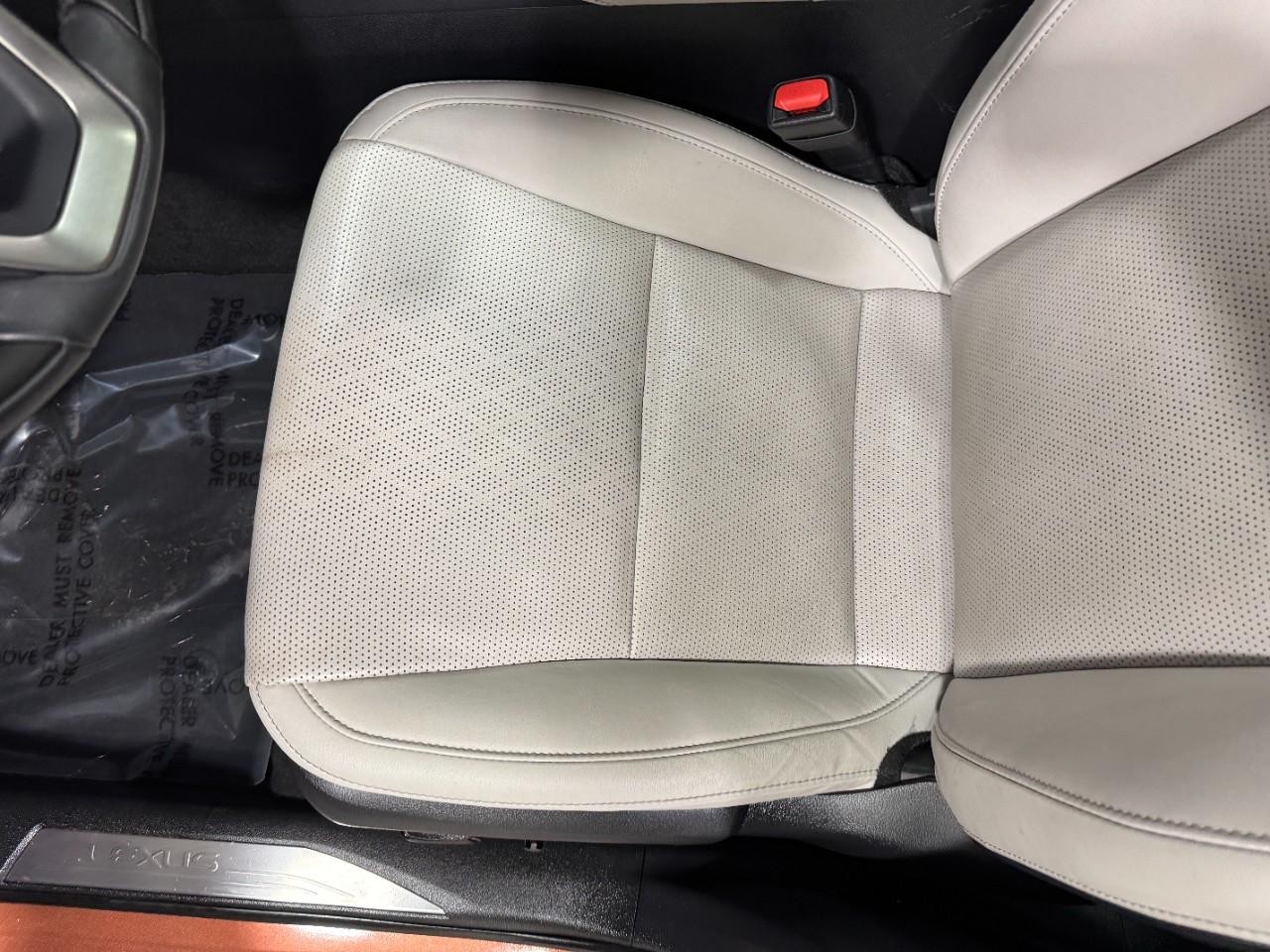 Lexus RX Vehicle Full-screen Gallery Image 24