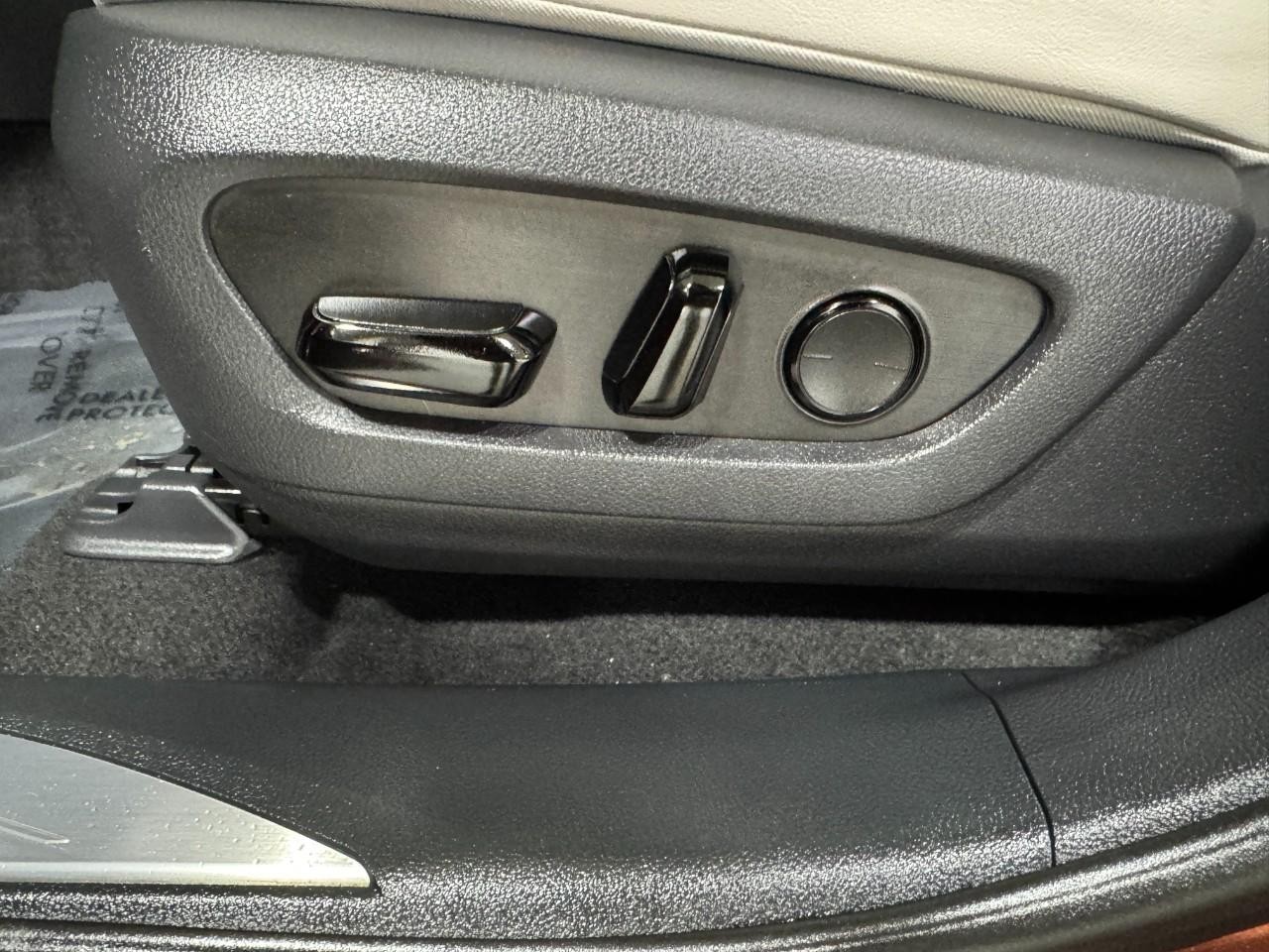 Lexus RX Vehicle Full-screen Gallery Image 25