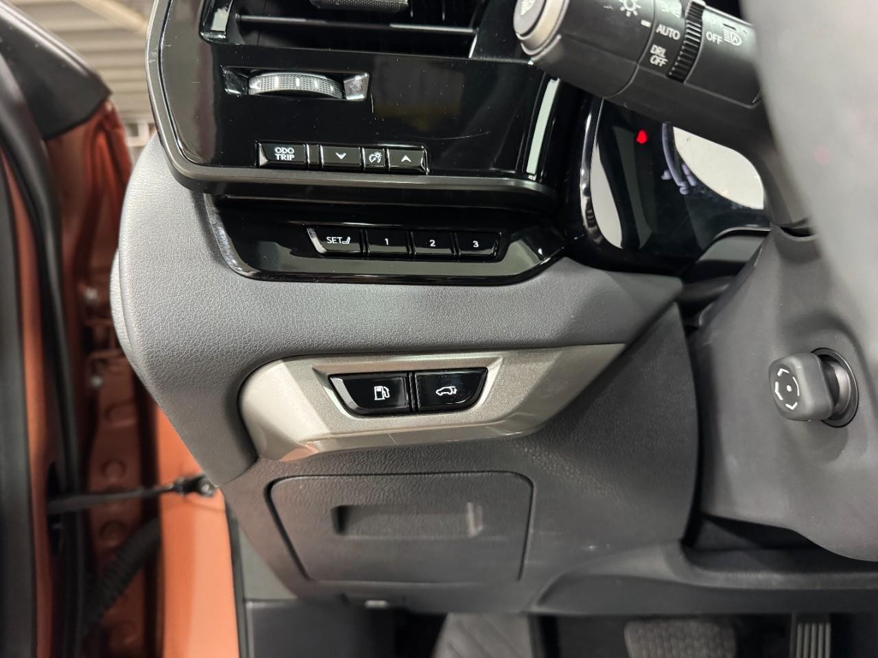 Lexus RX Vehicle Full-screen Gallery Image 26