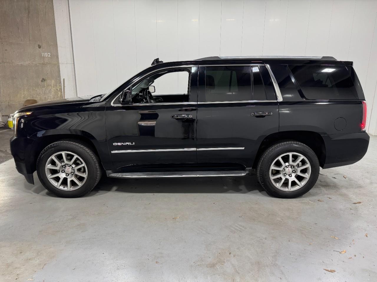 GMC Yukon Vehicle Full-screen Gallery Image 2