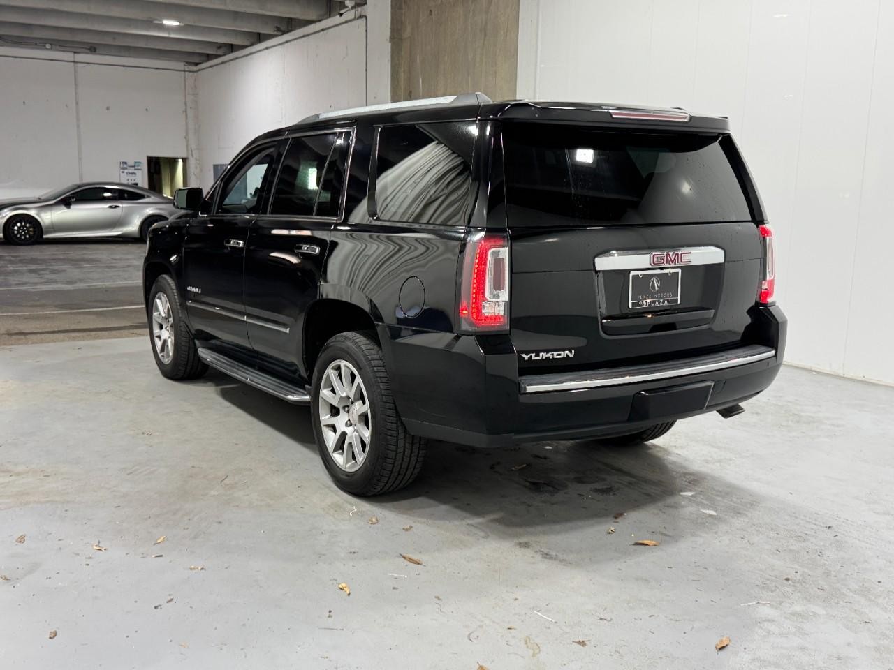 GMC Yukon Vehicle Full-screen Gallery Image 3