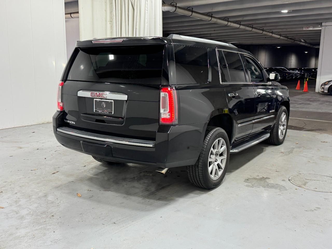 GMC Yukon Vehicle Full-screen Gallery Image 4