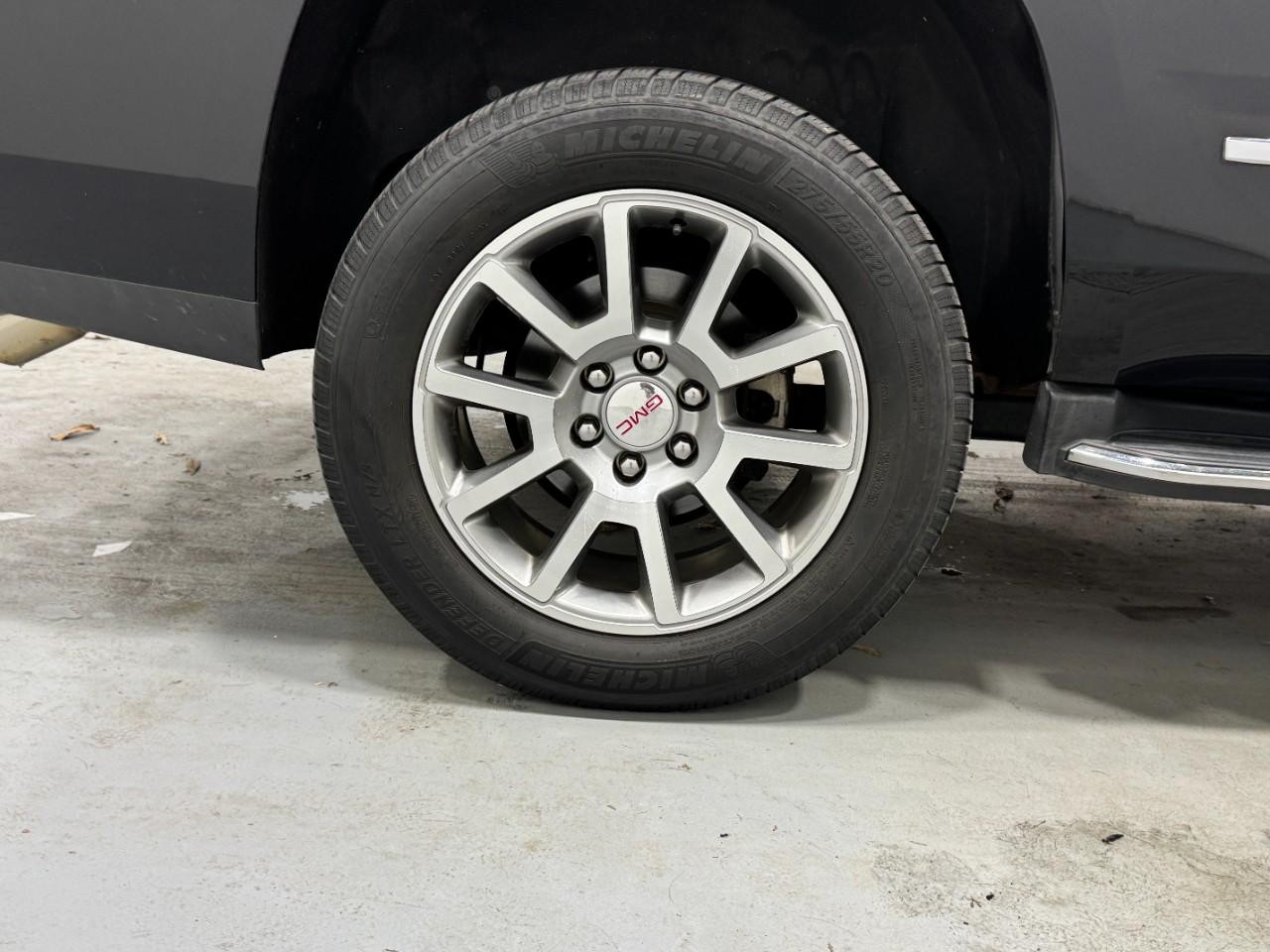 GMC Yukon Vehicle Full-screen Gallery Image 5