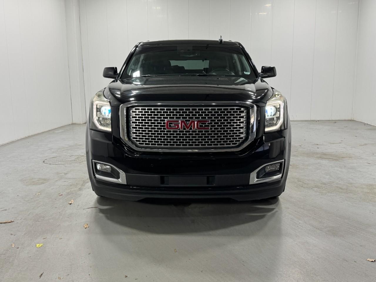 GMC Yukon Vehicle Full-screen Gallery Image 7