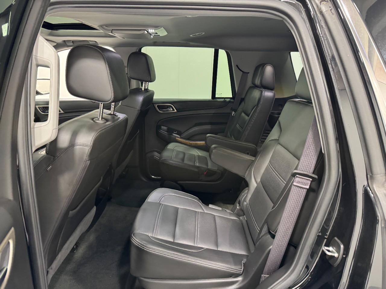 GMC Yukon Vehicle Full-screen Gallery Image 9