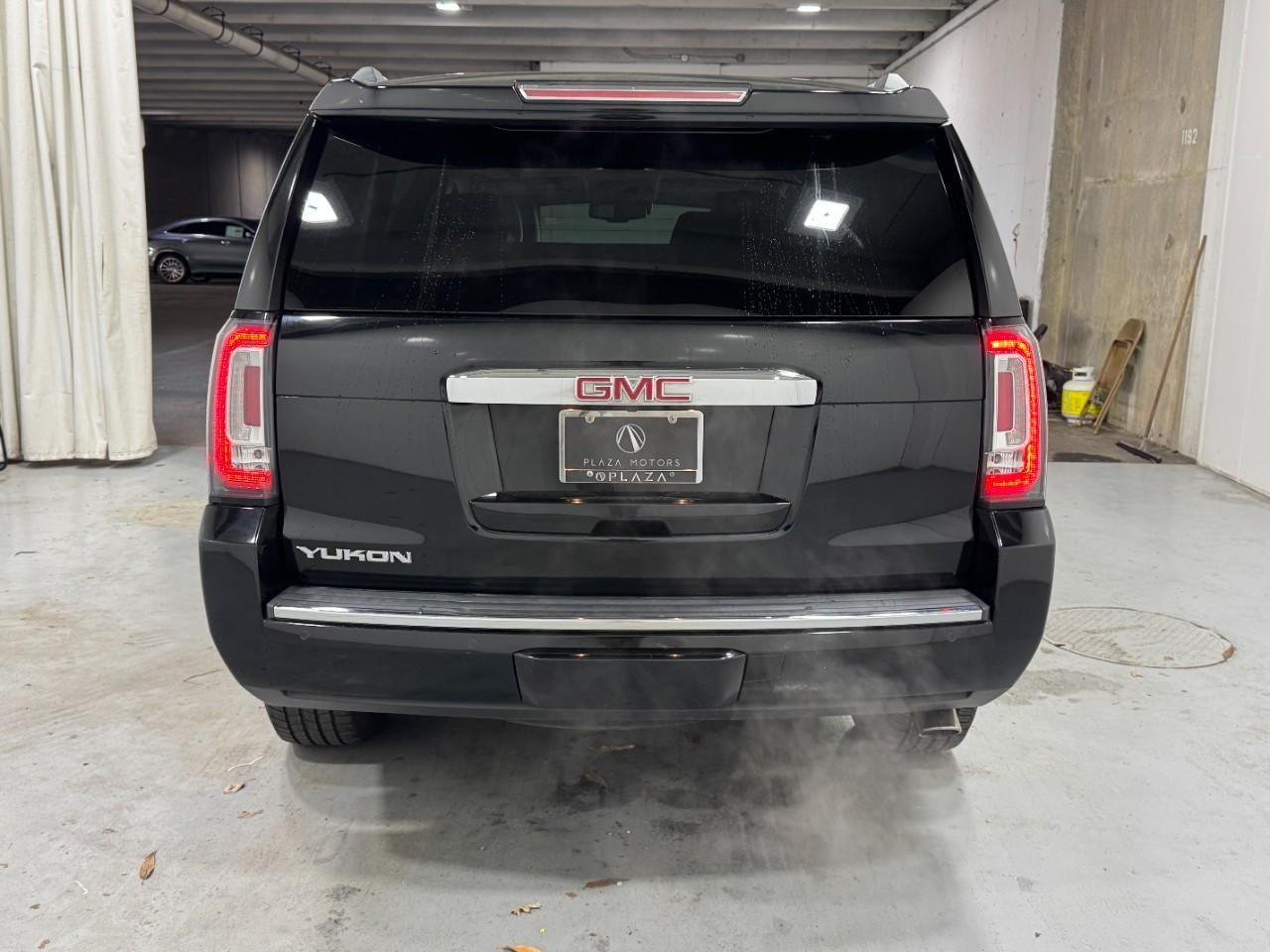 GMC Yukon Vehicle Full-screen Gallery Image 10