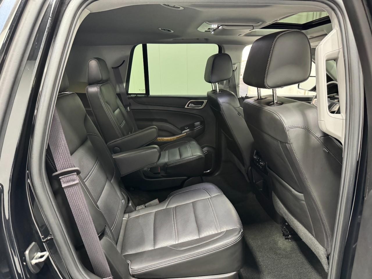 GMC Yukon Vehicle Full-screen Gallery Image 12