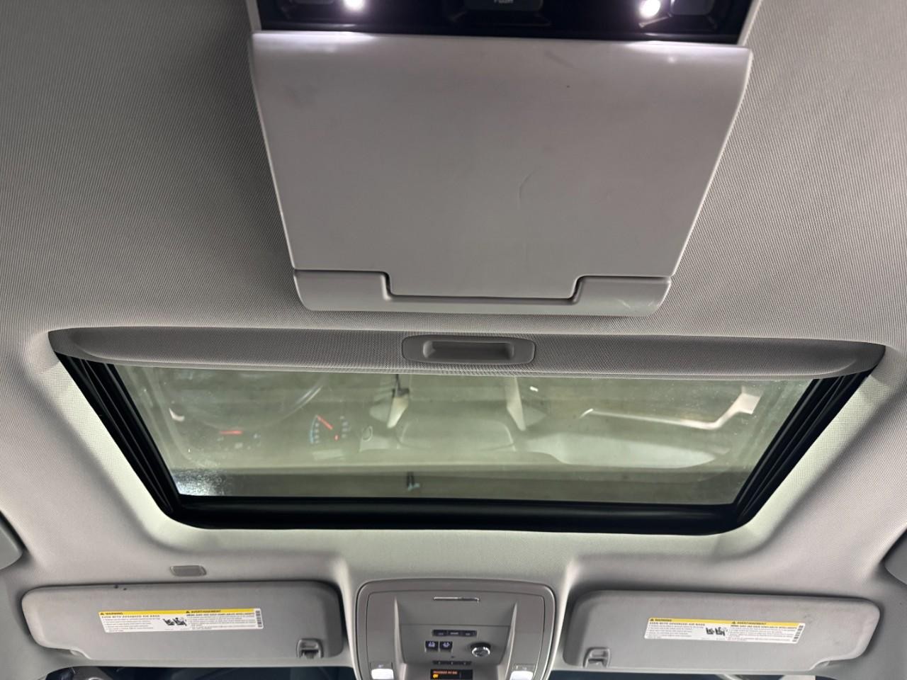 GMC Yukon Vehicle Full-screen Gallery Image 14