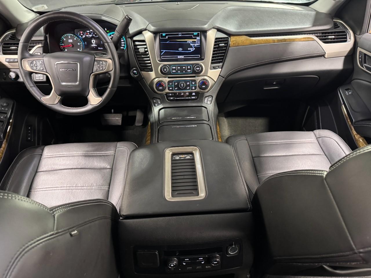 GMC Yukon Vehicle Full-screen Gallery Image 16