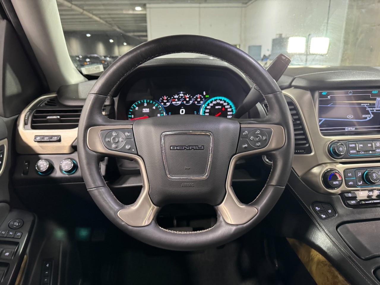 GMC Yukon Vehicle Full-screen Gallery Image 17