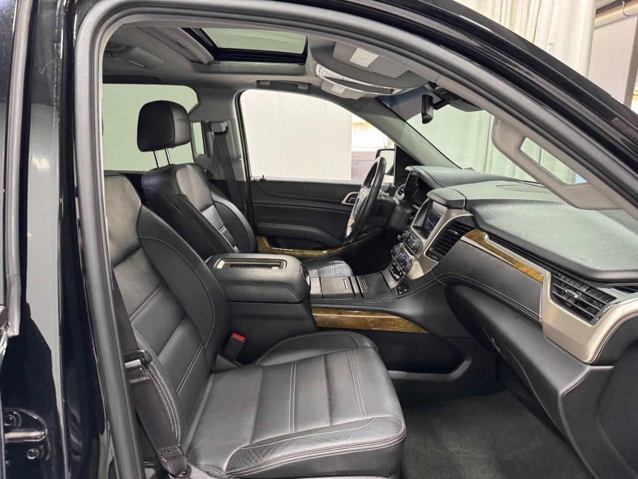 GMC Yukon Vehicle Full-screen Gallery Image 21