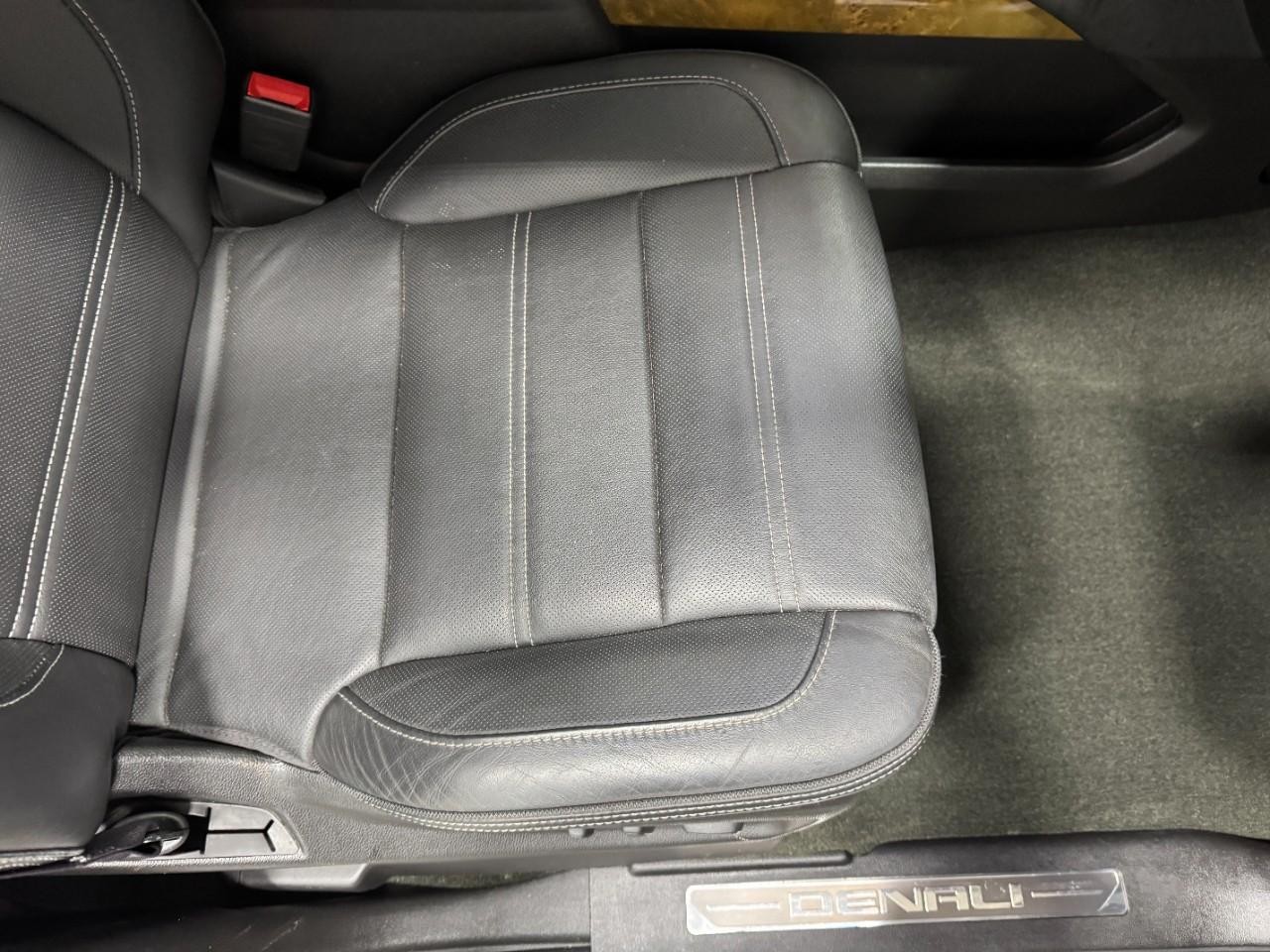 GMC Yukon Vehicle Full-screen Gallery Image 22