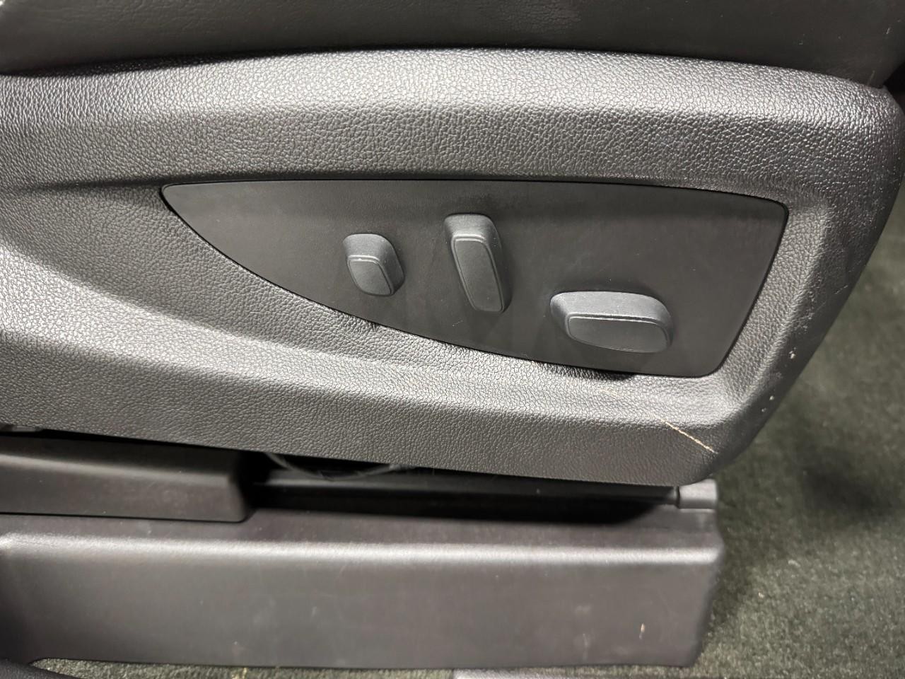 GMC Yukon Vehicle Full-screen Gallery Image 23