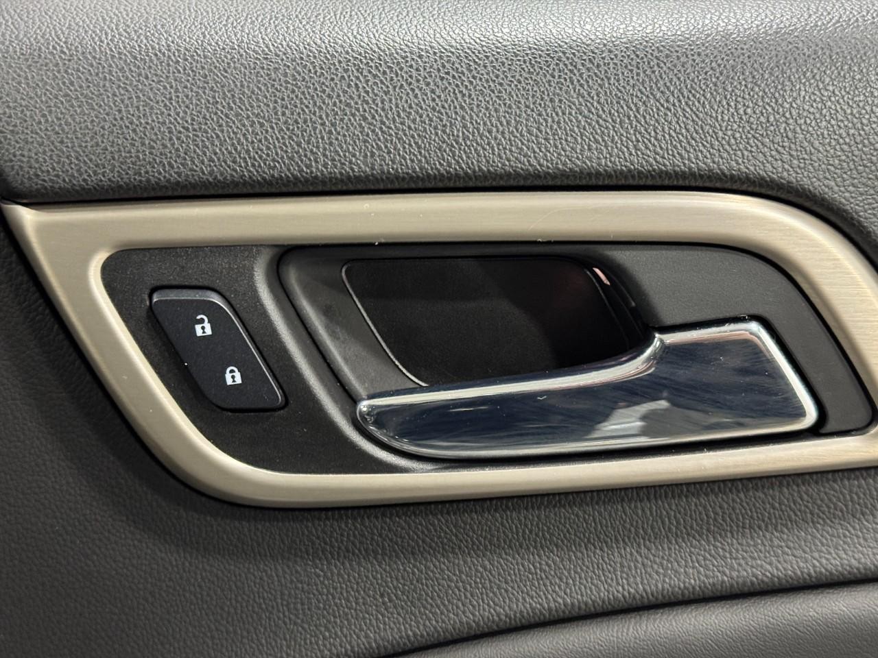 GMC Yukon Vehicle Full-screen Gallery Image 24