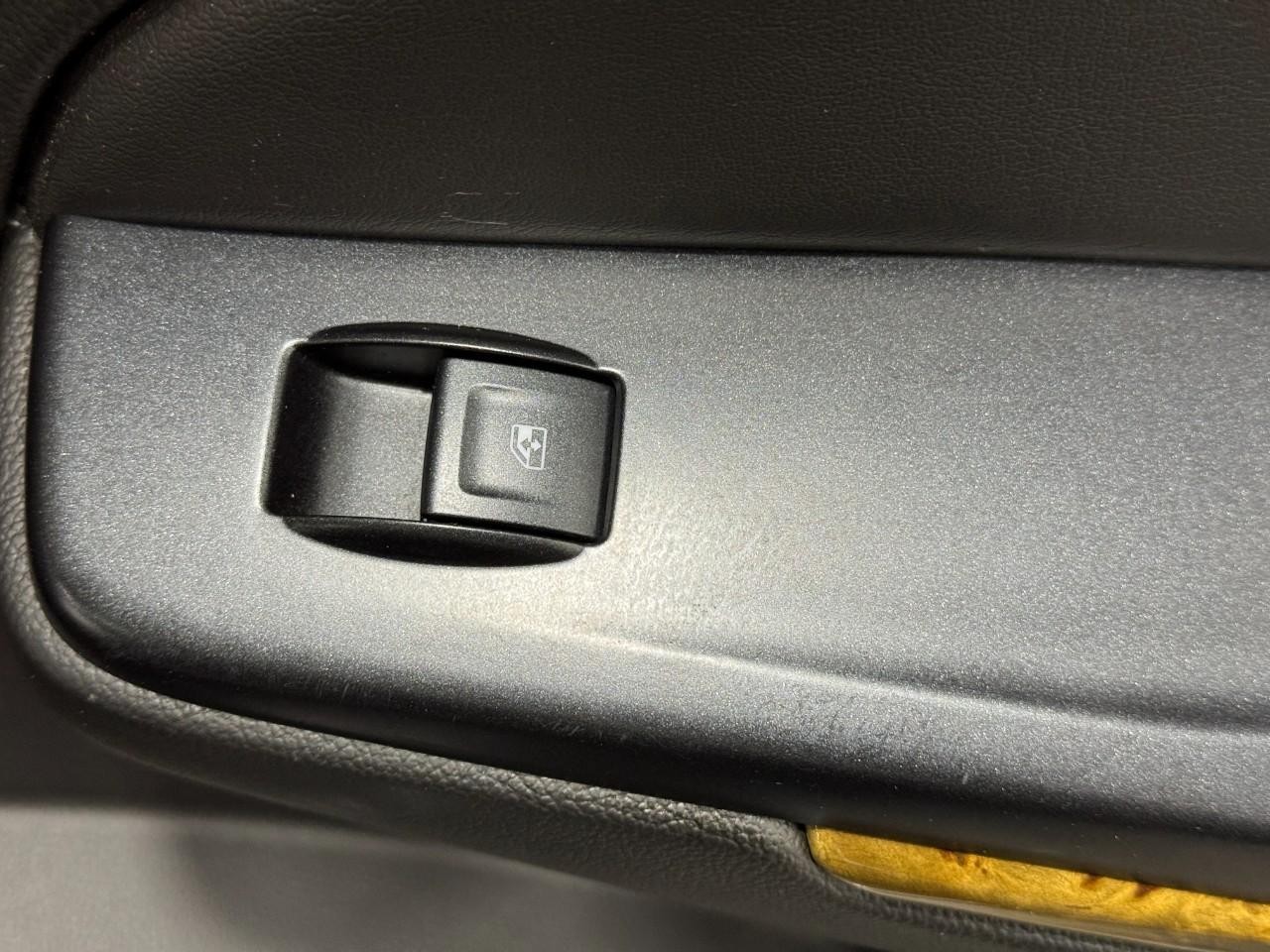 GMC Yukon Vehicle Full-screen Gallery Image 25