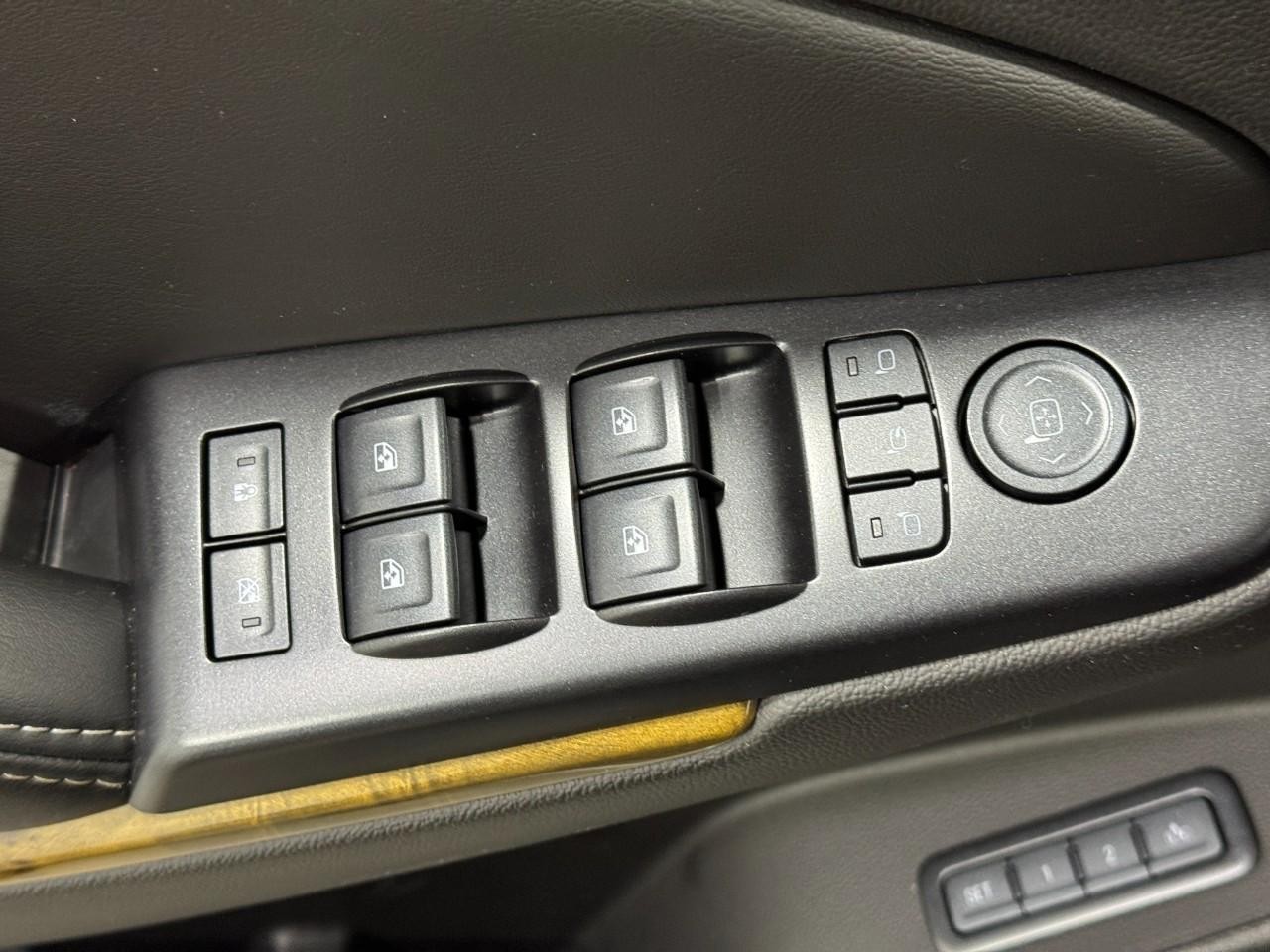 GMC Yukon Vehicle Full-screen Gallery Image 27