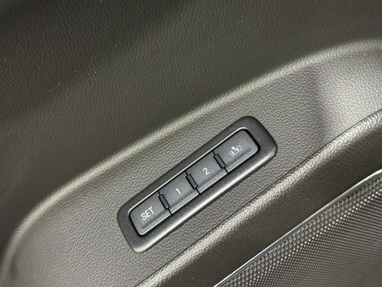 GMC Yukon Vehicle Full-screen Gallery Image 28