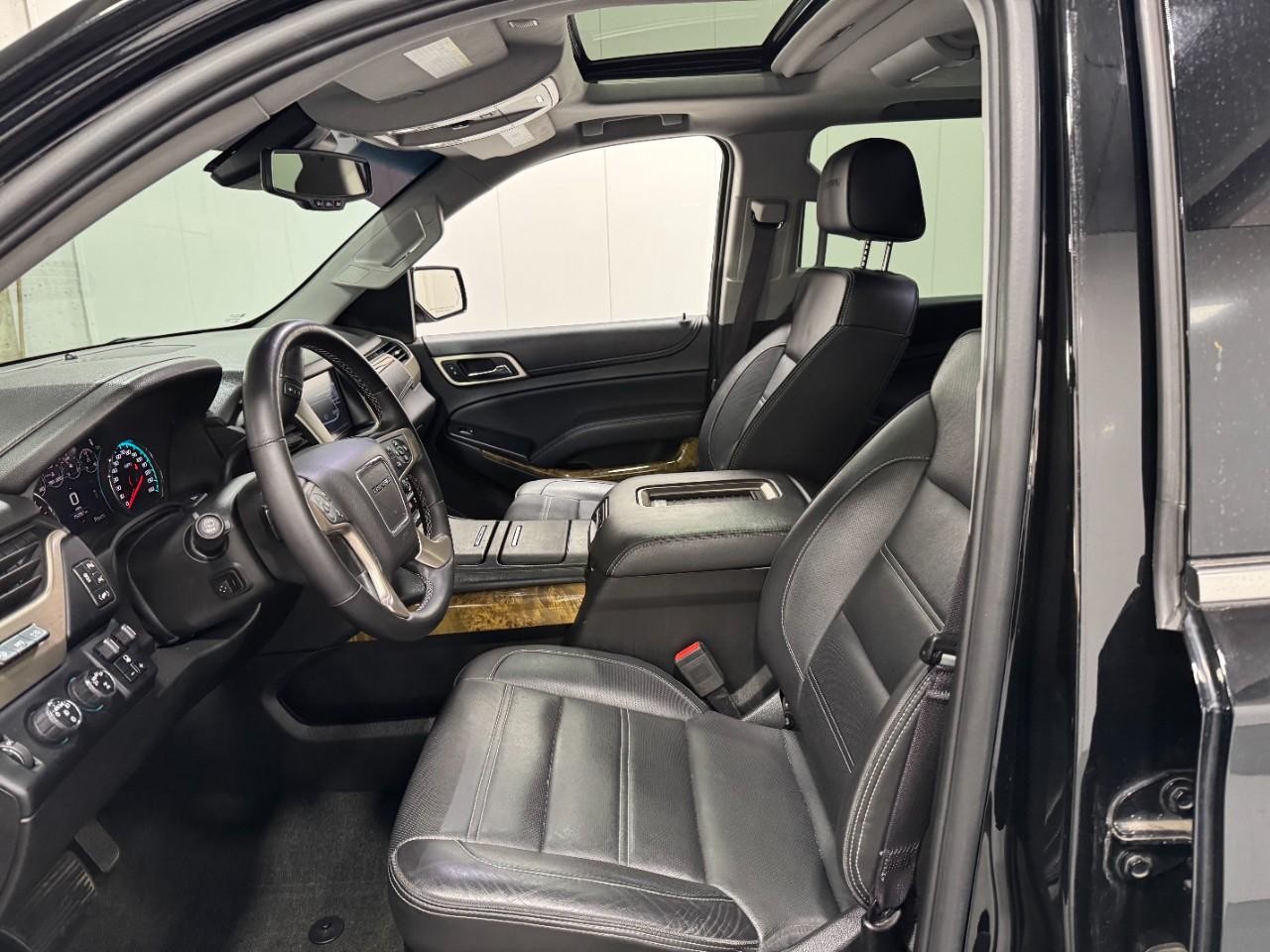 GMC Yukon Vehicle Full-screen Gallery Image 30