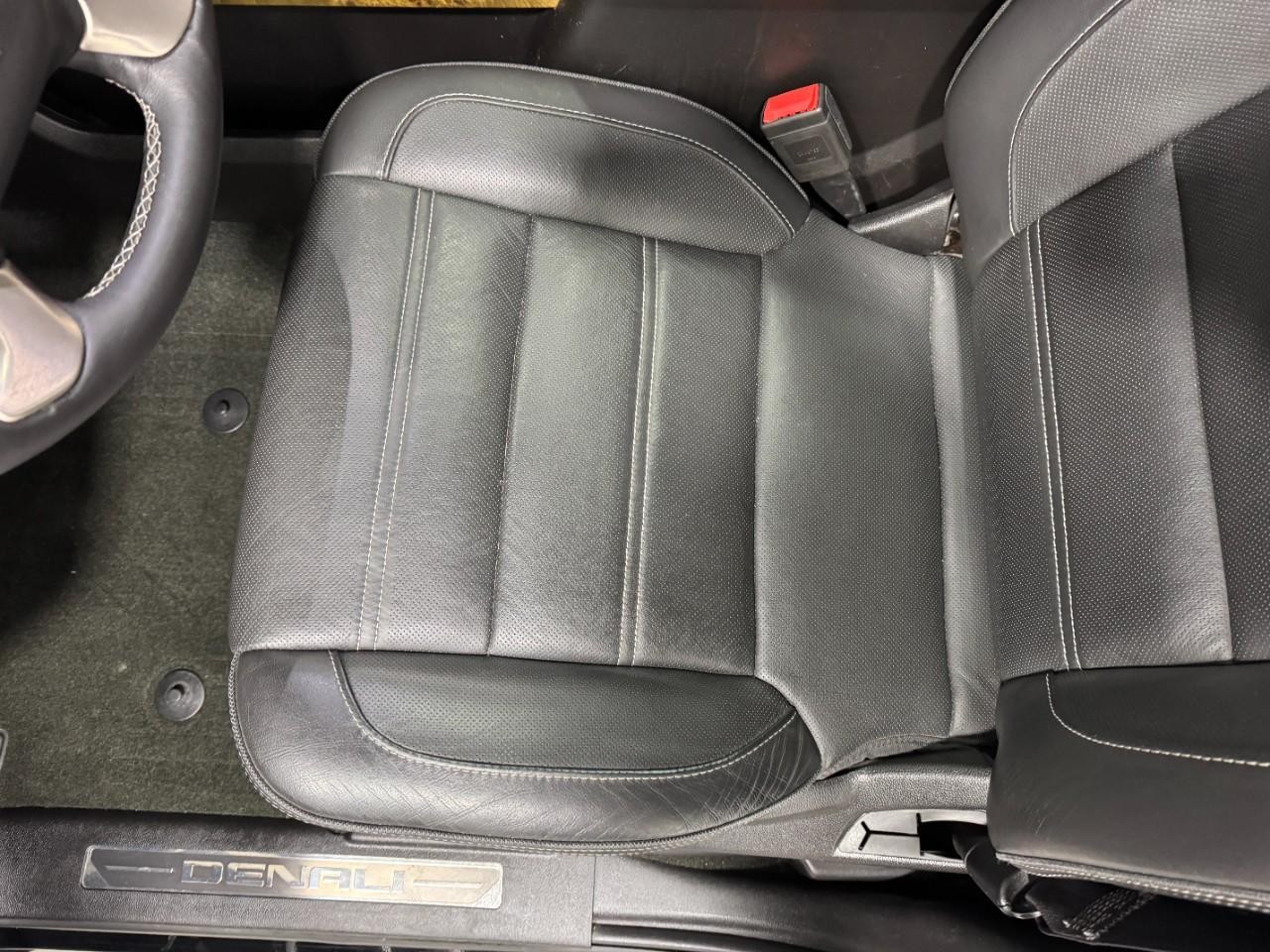 GMC Yukon Vehicle Full-screen Gallery Image 31