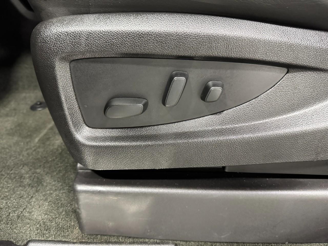 GMC Yukon Vehicle Full-screen Gallery Image 32