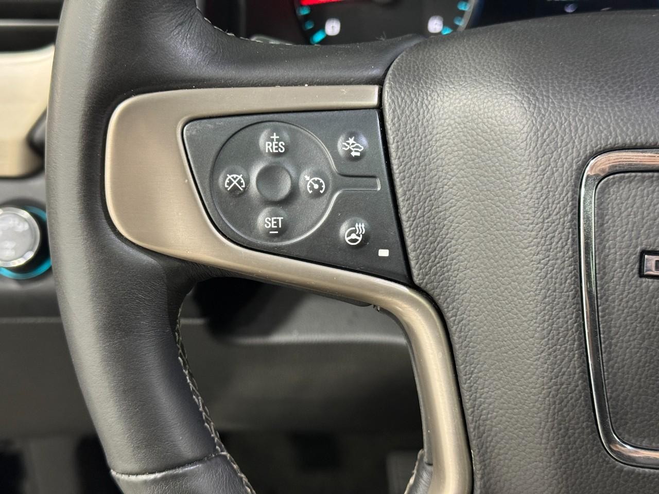 GMC Yukon Vehicle Full-screen Gallery Image 34