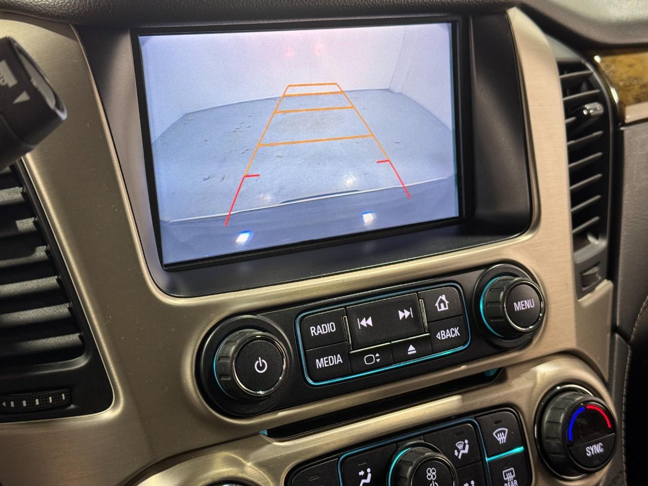 GMC Yukon Vehicle Full-screen Gallery Image 38