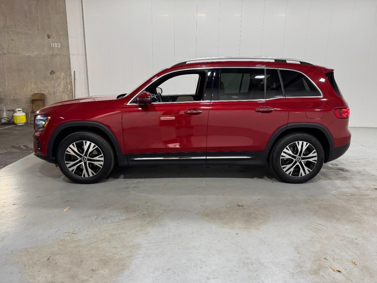 Mercedes-Benz GLB Vehicle Full-screen Gallery Image 2