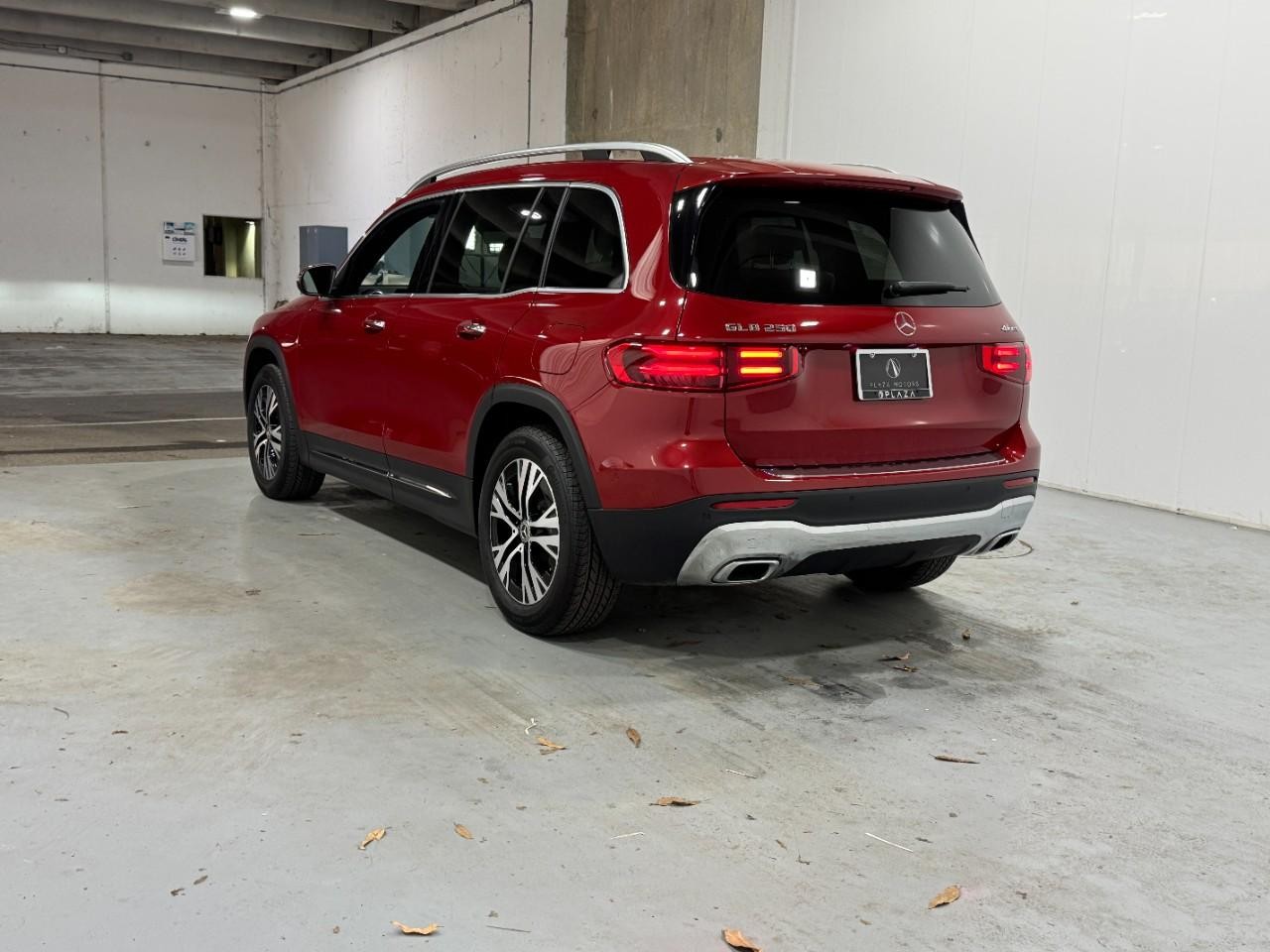 Mercedes-Benz GLB Vehicle Full-screen Gallery Image 3