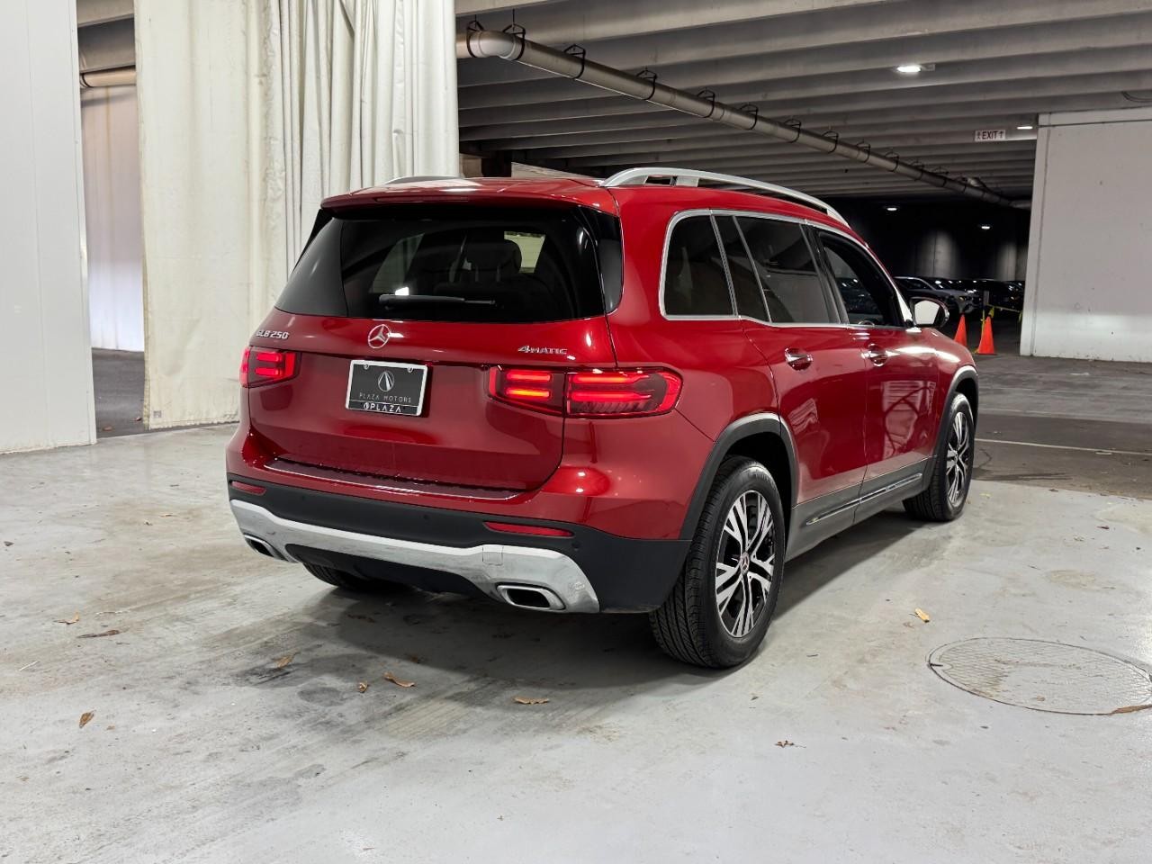 Mercedes-Benz GLB Vehicle Full-screen Gallery Image 4