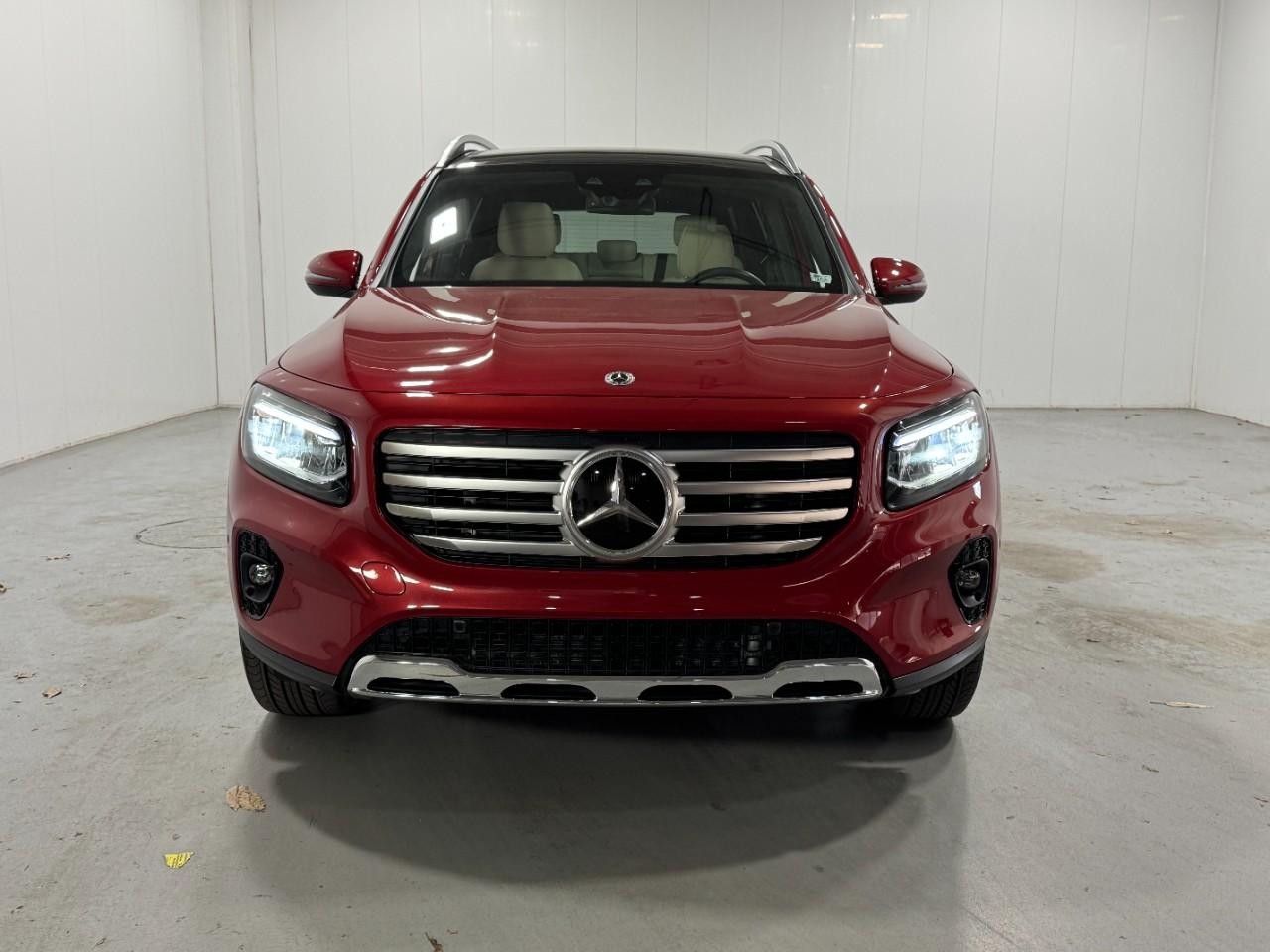 Mercedes-Benz GLB Vehicle Full-screen Gallery Image 7