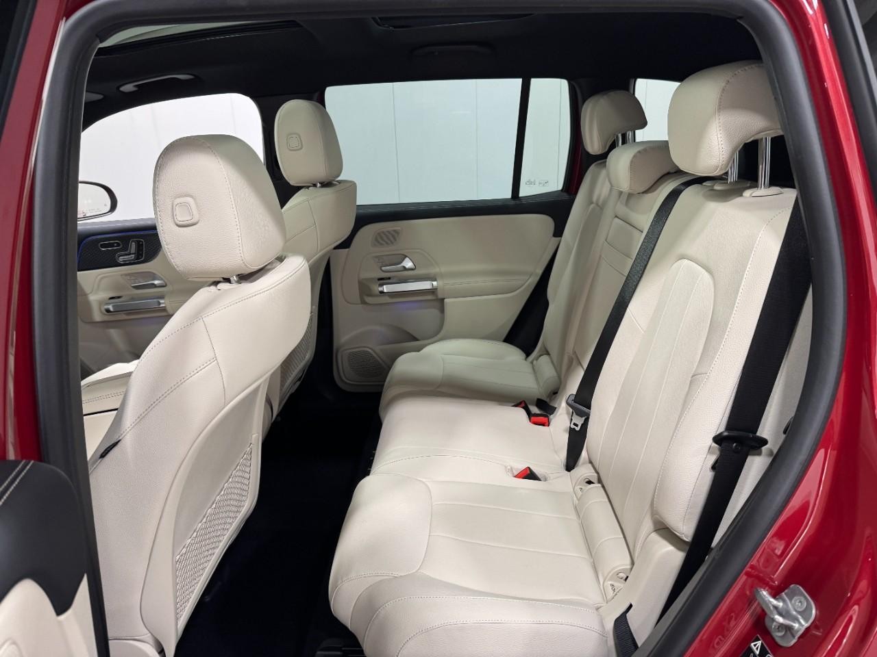 Mercedes-Benz GLB Vehicle Full-screen Gallery Image 8