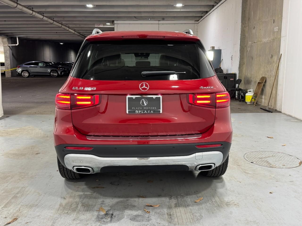 Mercedes-Benz GLB Vehicle Full-screen Gallery Image 9