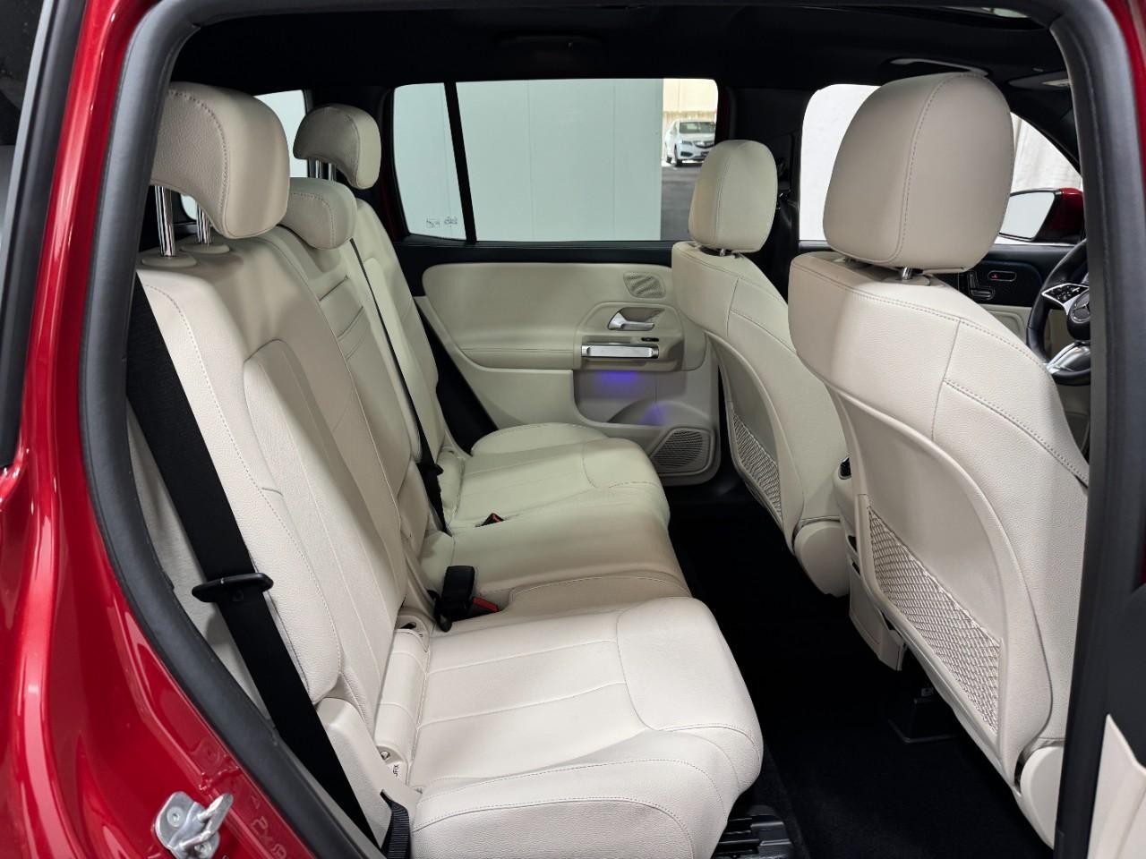 Mercedes-Benz GLB Vehicle Full-screen Gallery Image 10