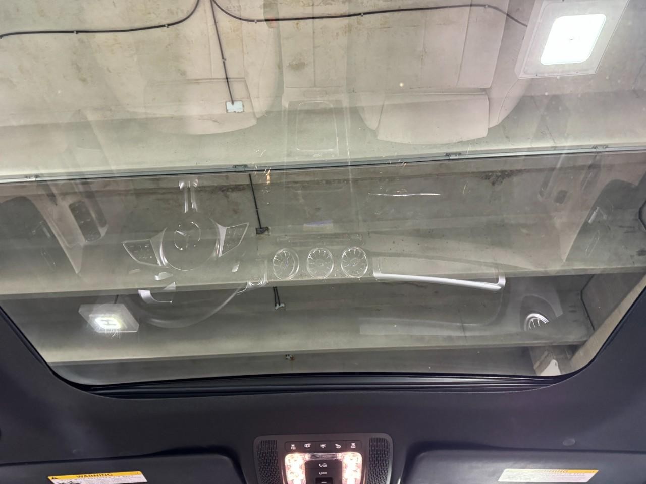 Mercedes-Benz GLB Vehicle Full-screen Gallery Image 11