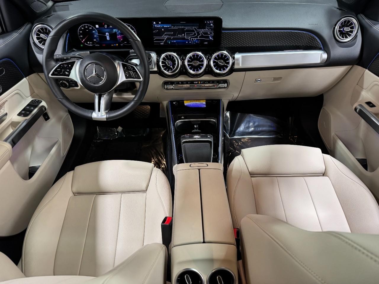 Mercedes-Benz GLB Vehicle Full-screen Gallery Image 12
