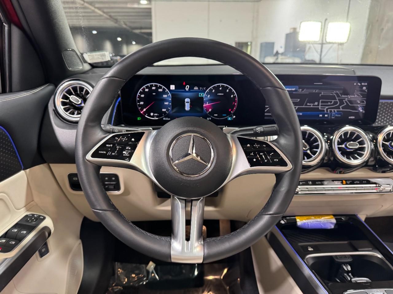 Mercedes-Benz GLB Vehicle Full-screen Gallery Image 13