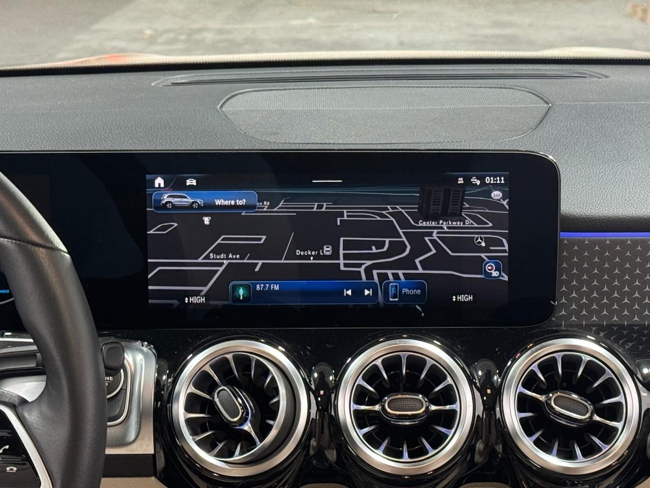 Mercedes-Benz GLB Vehicle Full-screen Gallery Image 14