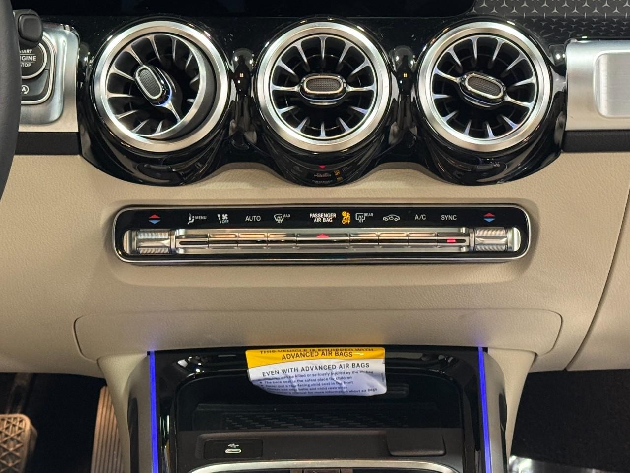 Mercedes-Benz GLB Vehicle Full-screen Gallery Image 15